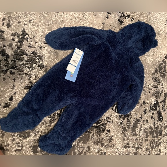 Brand new with tag!
Baby Footed Sherpa Fluffy Bodysuit
Size 6/9 Months - Picture 2 of 3